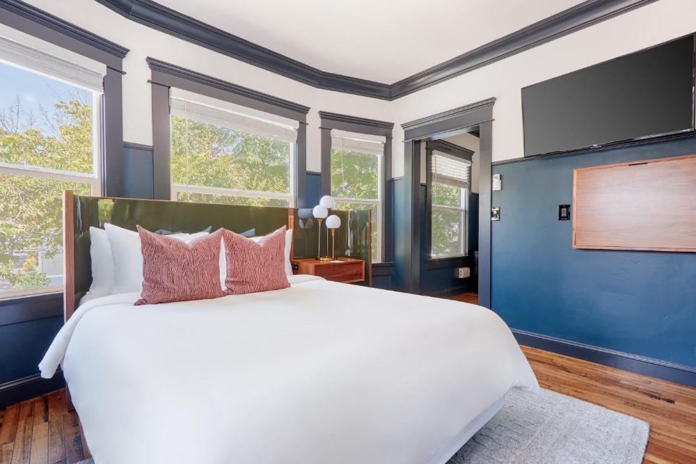 Queen Room (Self Check-in with Virtual Front Desk) interior